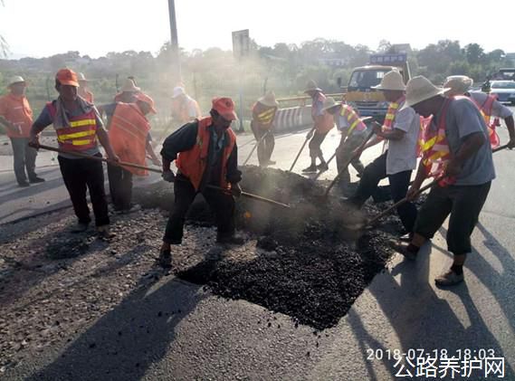陕西：眉县公路段积极开展雨后路面病害修复工作